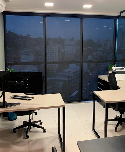 Ambiente de Escritório decorado com persianas Vogaflex