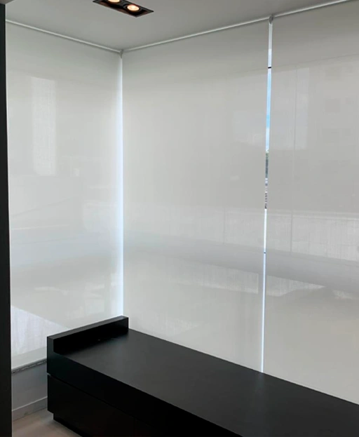 Ambiente de Sacada decorado com persianas Vogaflex