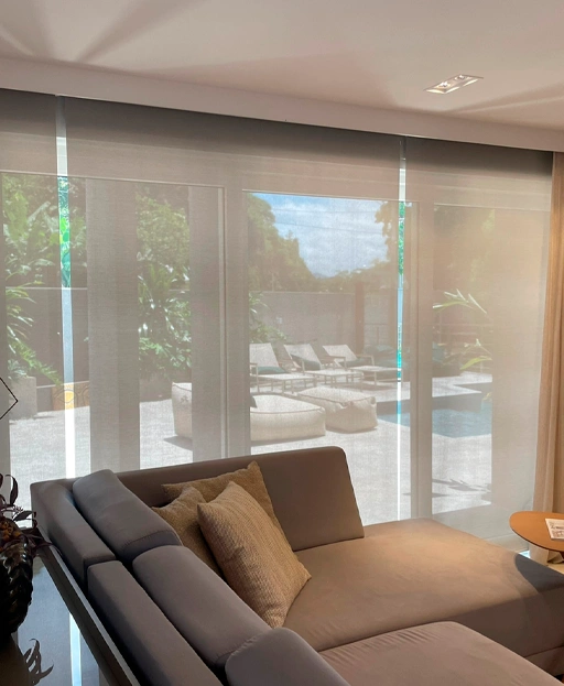 Ambiente de Sala decorado com persianas Vogaflex